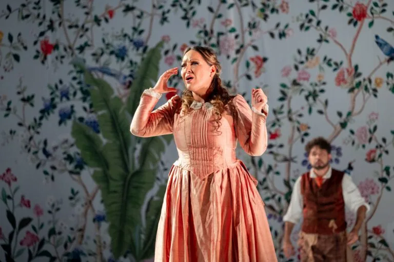 「サン・ドミンゴ島の狂人」より、マチャイゼ扮するエレオノーラ。右はカルデーニオ(C)Studio UV – Fondazione Teatro Donizetti