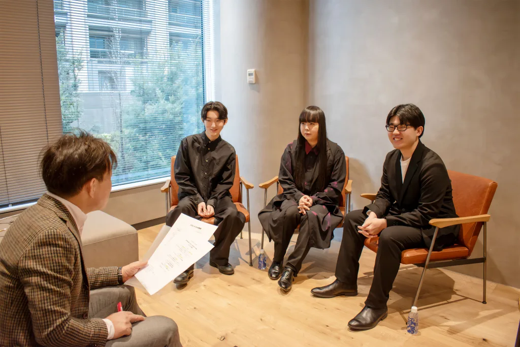 聴き手・香原氏の取材に応じる児玉、松井、西村