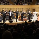 モーツァルトの歌劇「コジ・ファン・トゥッテ」（演奏会形式）。桂米團治による関西弁での字幕が聴衆の笑いを誘った　©京都市交響楽団