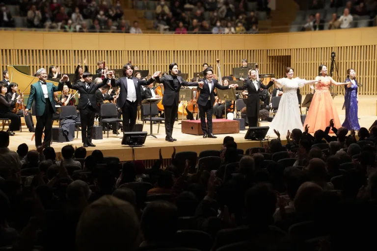 モーツァルトの歌劇「コジ・ファン・トゥッテ」（演奏会形式）。桂米團治による関西弁での字幕が聴衆の笑いを誘った　©京都市交響楽団