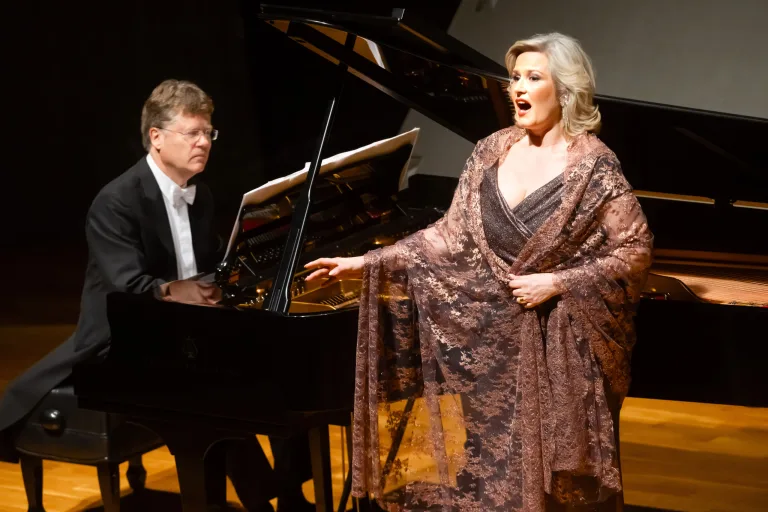 ソプラノのカミラ・ニールンドが、繊細で緻密な弱声から強声まで、広いダイナミックレンジの歌声を聴かせた　(C)池上直哉／東京・春・音楽祭2026
