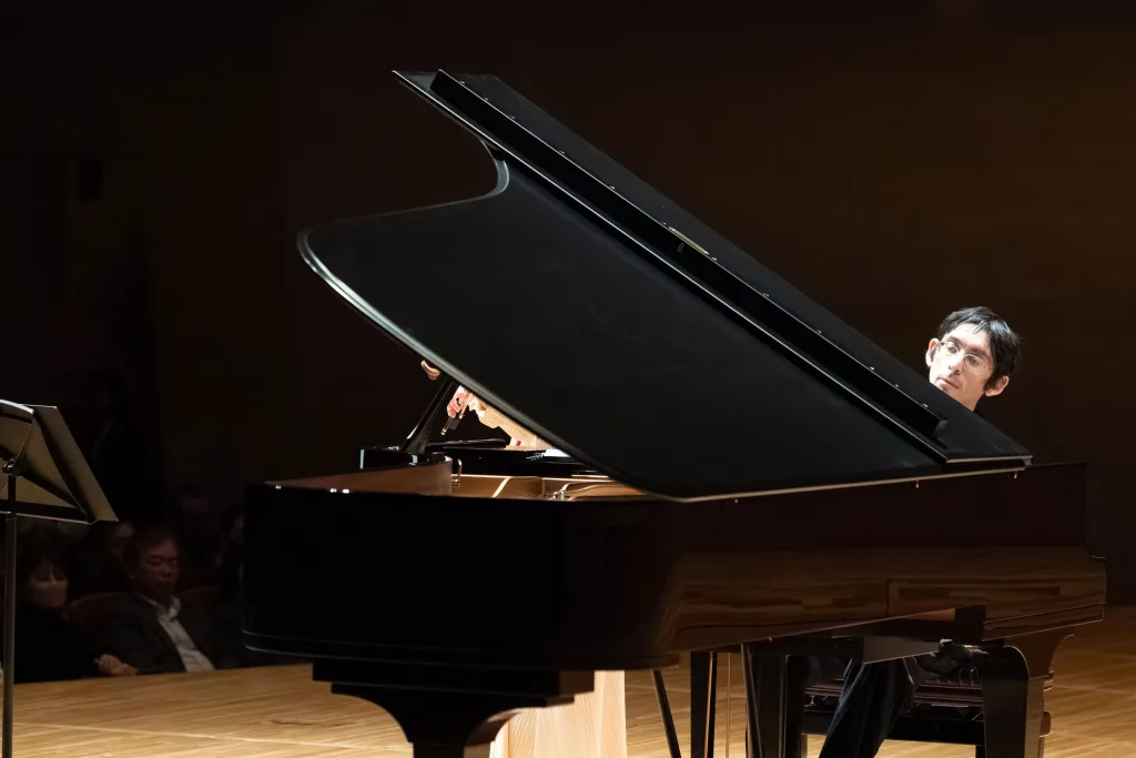 カシオ―リのピアノは初期ピアノの変音装置を彷彿させる光沢を抑えた音色　©︎千葉秀河／提供:ジャパン・アーツ