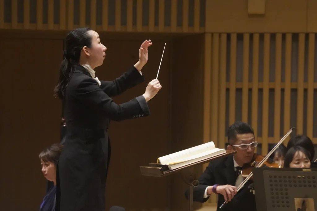 沖澤のどかは、序曲から快適なテンポで進め、オーケストラもスムーズに応えた　©京都市交響楽団
