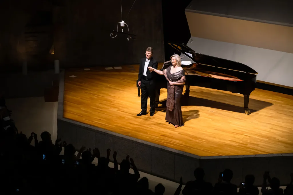 長く続いた聴衆の拍手と歓声に応えるニールンドとヨプスト・シュナイデラート　(C)池上直哉／東京・春・音楽祭2026