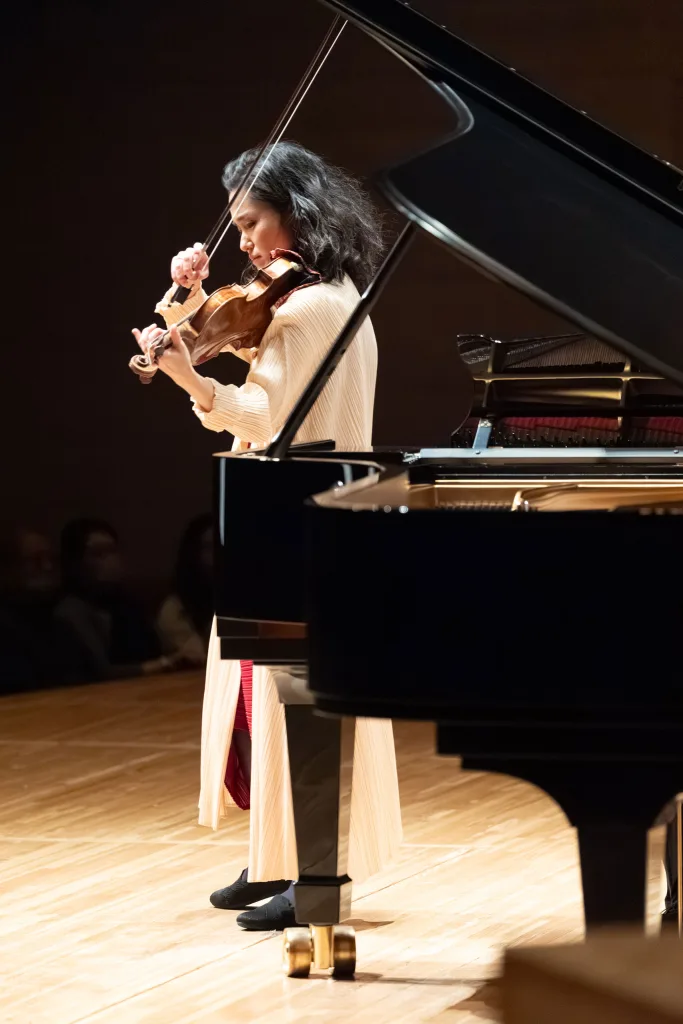 すべてにおいて心を通わせていると感じたブラームスのソナタ第1番「雨の歌」。庄司は最後の音が消えても弓を下ろさなかった　©︎千葉秀河／提供:ジャパン・アーツ