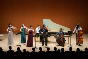 大塚直哉のチェンバロを中心とする7人が登場し、盛りだくさんな内容の公演だった 撮影:堀田 力丸