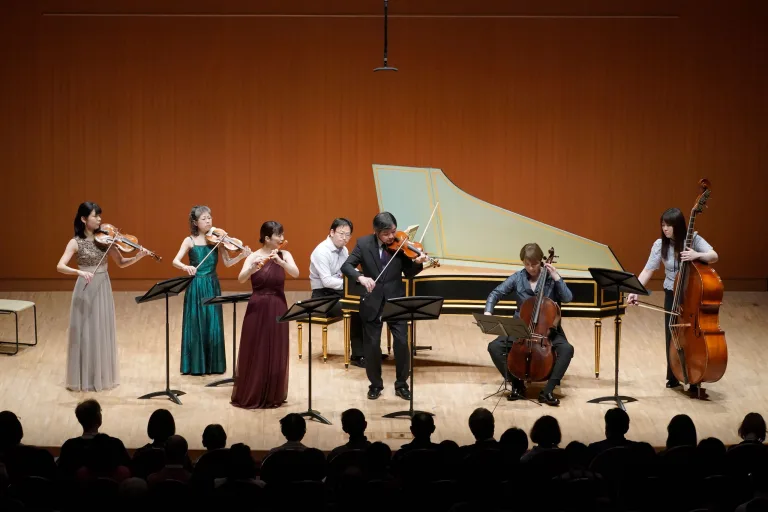 大塚直哉のチェンバロを中心とする7人が登場し、盛りだくさんな内容の公演だった　撮影：堀田 力丸