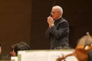 フィンランドの名指揮者オスモ・ヴァンスカが登場。都響とシベリウスの交響曲2曲を披露した 提供:東京都交響楽団