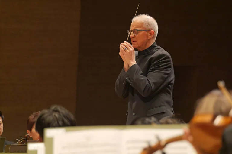 フィンランドの名指揮者オスモ・ヴァンスカが登場。都響とシベリウスの交響曲2曲を披露した　提供：東京都交響楽団