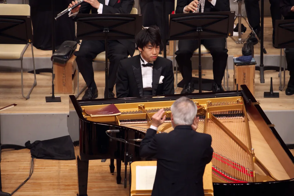 ベートーヴェン「ピアノ協奏曲第1番」。ソリストの務川慧悟は指揮者と真正面から向き合う形でピアノを弾いた　提供：（公財）神戸市民文化振興財団／©米田フォト