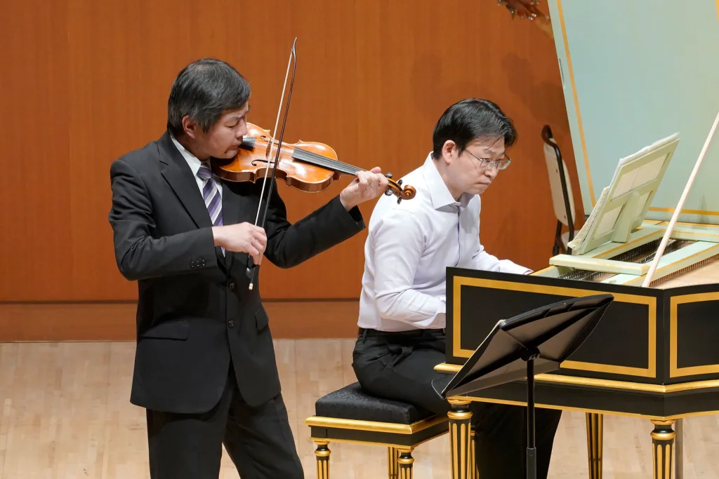 桐山建志と大塚直哉によるJ.S.バッハ「ヴァイオリンとチェンバロのためのソナタ ハ短調」　撮影：堀田 力丸