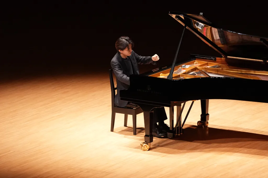 プログラム冒頭、「7つの幻想曲」Op.116をラプソディックに弾き始める　©︎松尾淳一郎／提供:ジャパン・アーツ