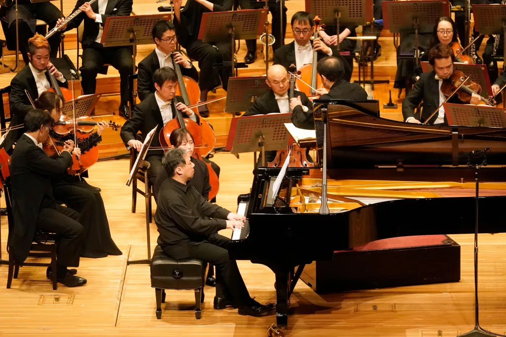マイケル・ナイマン「ピアノ協奏曲」で独奏を務めた野田清隆は、柔らかみのある美しい音色で見事に演奏した　©️山口敦