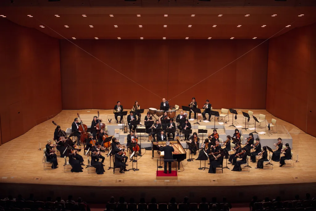 独特の配置が功を奏し、オーケストラとピアノの響きが溶け合う味わい深い演奏となった　提供：（公財）神戸市民文化振興財団／©米田フォト