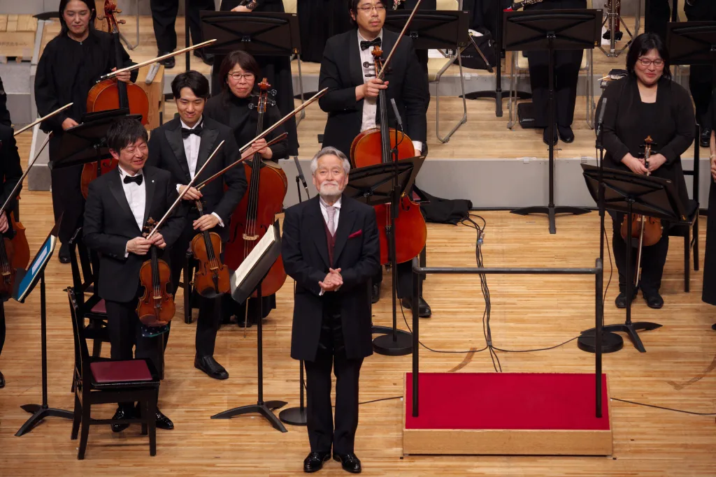 拍手喝采に応える鈴木　提供：（公財）神戸市民文化振興財団／©米田フォト