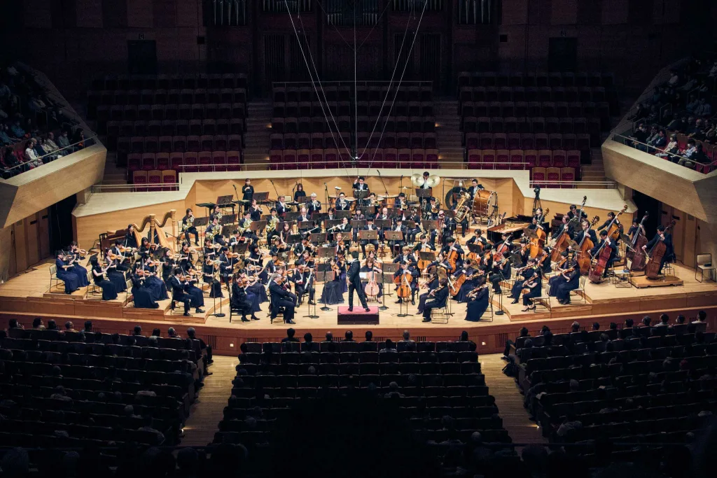 ショスタコーヴィチ「交響曲第5番」。若々しいエネルギーを率直に注ぎ込む原田に、オーケストラが渾身の力演で応えた　©平舘平/TSO