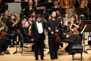 ソリストとして登場したピアノの辻󠄀井伸行（左）とヴァイオリンの三浦文彰（右）　撮影：堀田力丸