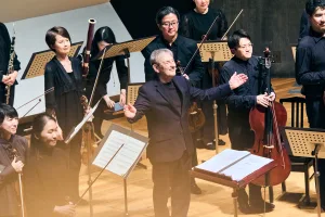 トレヴァー・ピノック率いる紀尾井ホール室内管弦楽団が、日本初演作品を含む充実のプログラムを披露した(C)平舘平