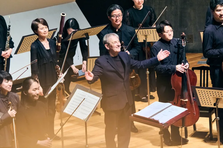 トレヴァー・ピノック率いる紀尾井ホール室内管弦楽団が、日本初演作品を含む充実のプログラムを披露した（C）平舘平