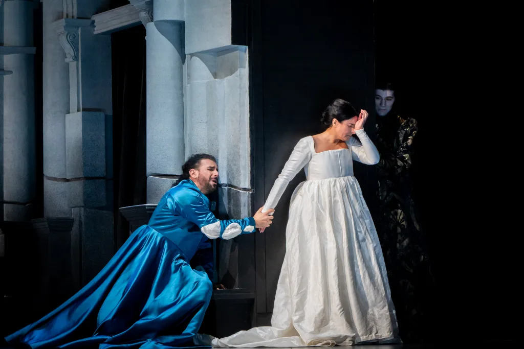 「カテリーナ・コルナーロ」より、左からジェラルド（エネア・スカラ）、カテリーナ（カルメラ・レミージョ） (C)Studio U.V. - Courtesy Donizetti Opera - Fondazione Teatro Donizetti