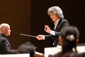 鈴木優人が指揮台に立ち、メンデルスゾーン版のJ.S.バッハ「マタイ受難曲」を披露した　©読売日本交響楽団 撮影＝藤本崇