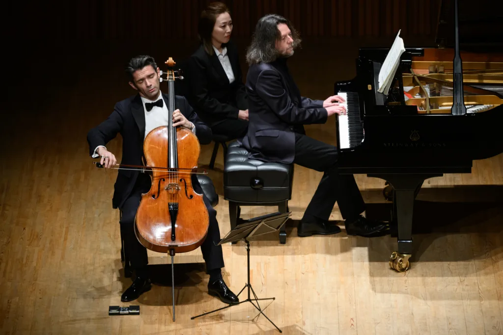 チェロのゴーティエ・カプソンとピアノのフランク・ブラレイが、ベートーヴェンのチェロ・ソナタ全曲を一晩で披露した　（ｃ）藤本史昭　写真提供：TOPPANホール