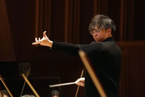 首席指揮者のカーチュン・ウォンが登場 Ⓒ山口敦