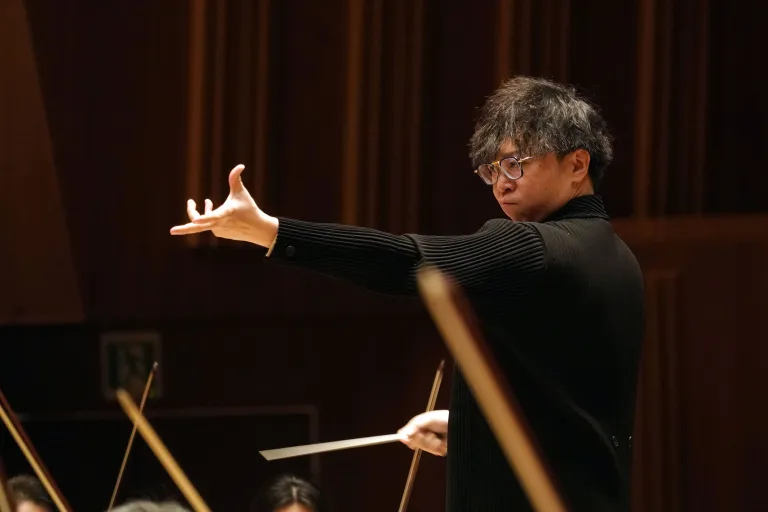 首席指揮者のカーチュン・ウォンが登場　Ⓒ山口敦