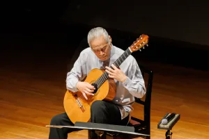 武満徹の作品を多数初演してきた荘村清志が、作曲家の没後30年の節目に珠玉のプログラムを披露した　写真：増田雄介　提供：東京・春・音楽祭実行委員会