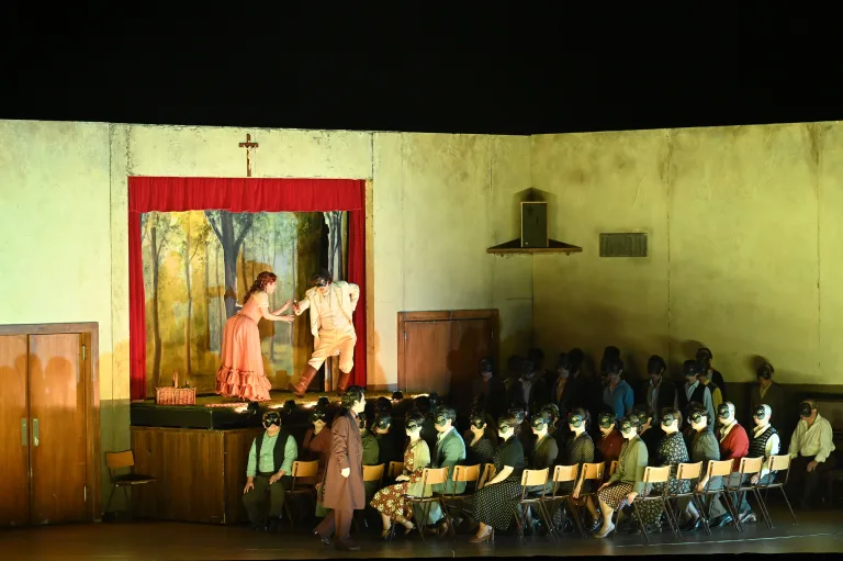 レオンカヴァッロの「道化師」より。作品の本質をあらわにしたミキエレットの演出　写真提供：公益財団法人東京二期会　撮影：寺司正彦