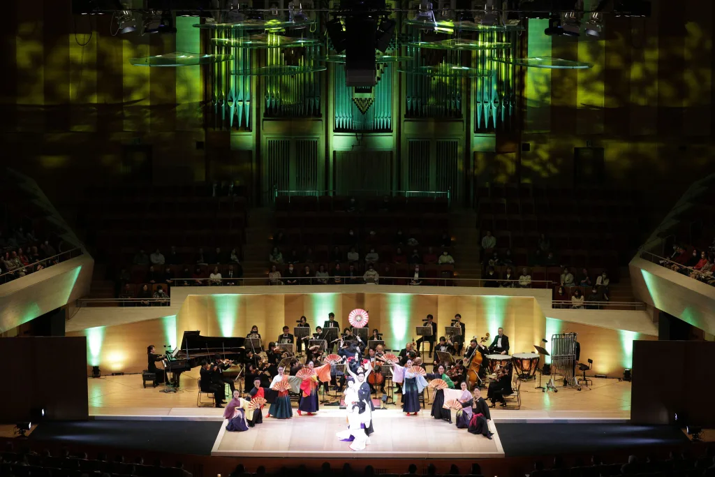 野村萬斎 with OEK 「恋は魔術師」。サントリーホールのステージ前方に所作板が設置された