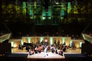 野村萬斎 with OEK 「恋は魔術師」。サントリーホールのステージ前方に所作板が設置された