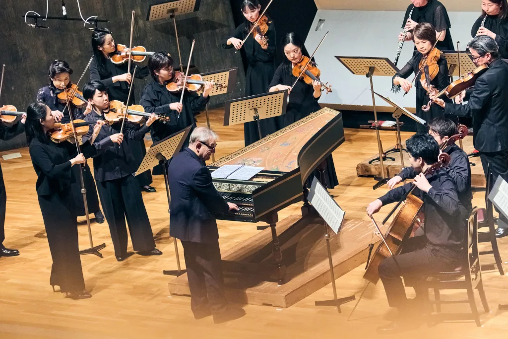 ピノックはチェンバロを弾きながら指揮した（C）平舘平