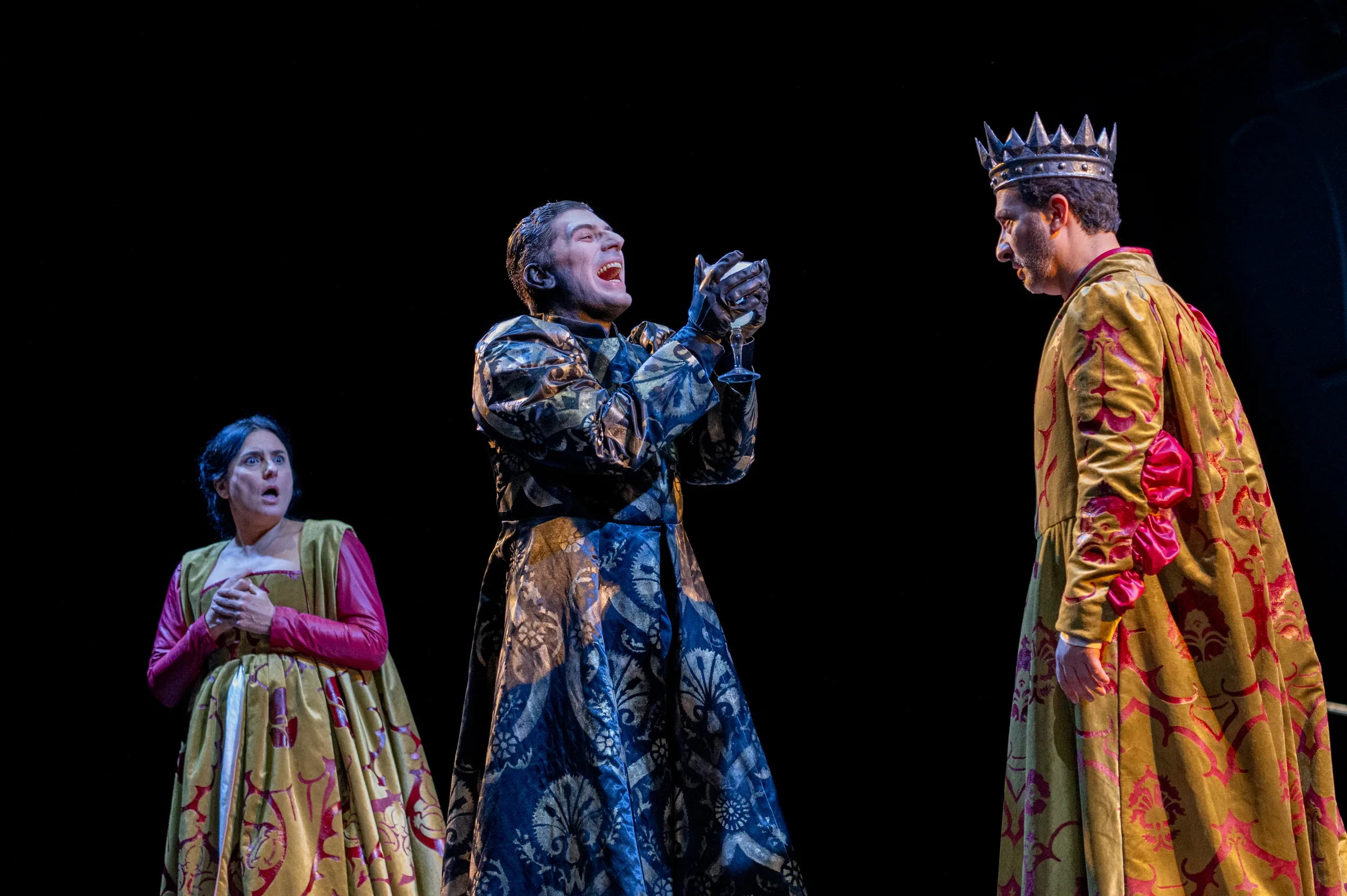 左からカテリーナ（レミージョ）、モチェニーゴ（リッカルド・ファッシ）、ルジニャーノ（ヴィート・プリアンテ） (C)Studio U.V. - Courtesy Donizetti Opera - Fondazione Teatro Donizetti