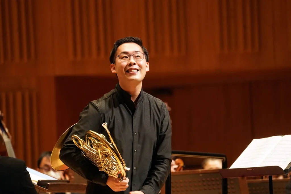 圧巻のソロを聴かせた首席ホルン奏者の信末碩才　Ⓒ山口敦