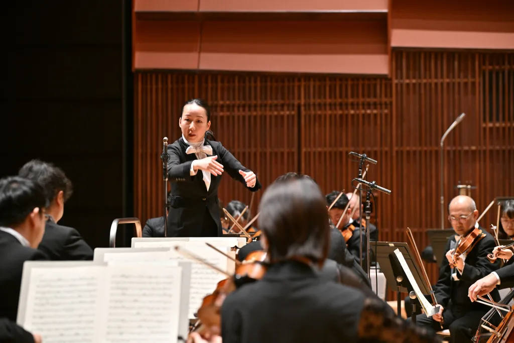 全曲タクトなしで指揮した沖澤のどか　提供：いわきアリオス　撮影：布施雅彦