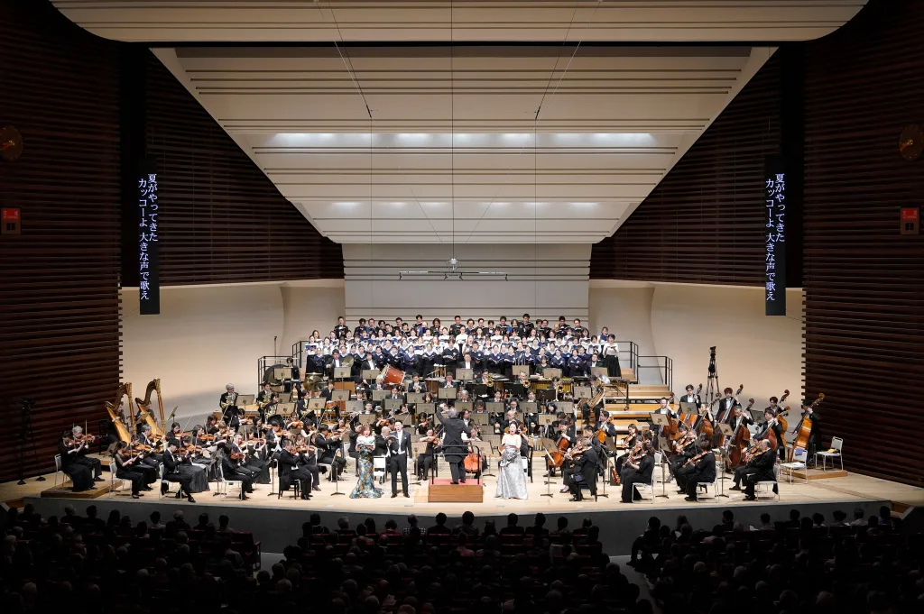 ブリテン「春の交響曲」。オーケストラが声楽陣と巧みに絡み合いながら、豊潤な音楽を醸成した　提供：東京都交響楽団／（c）堀田力丸