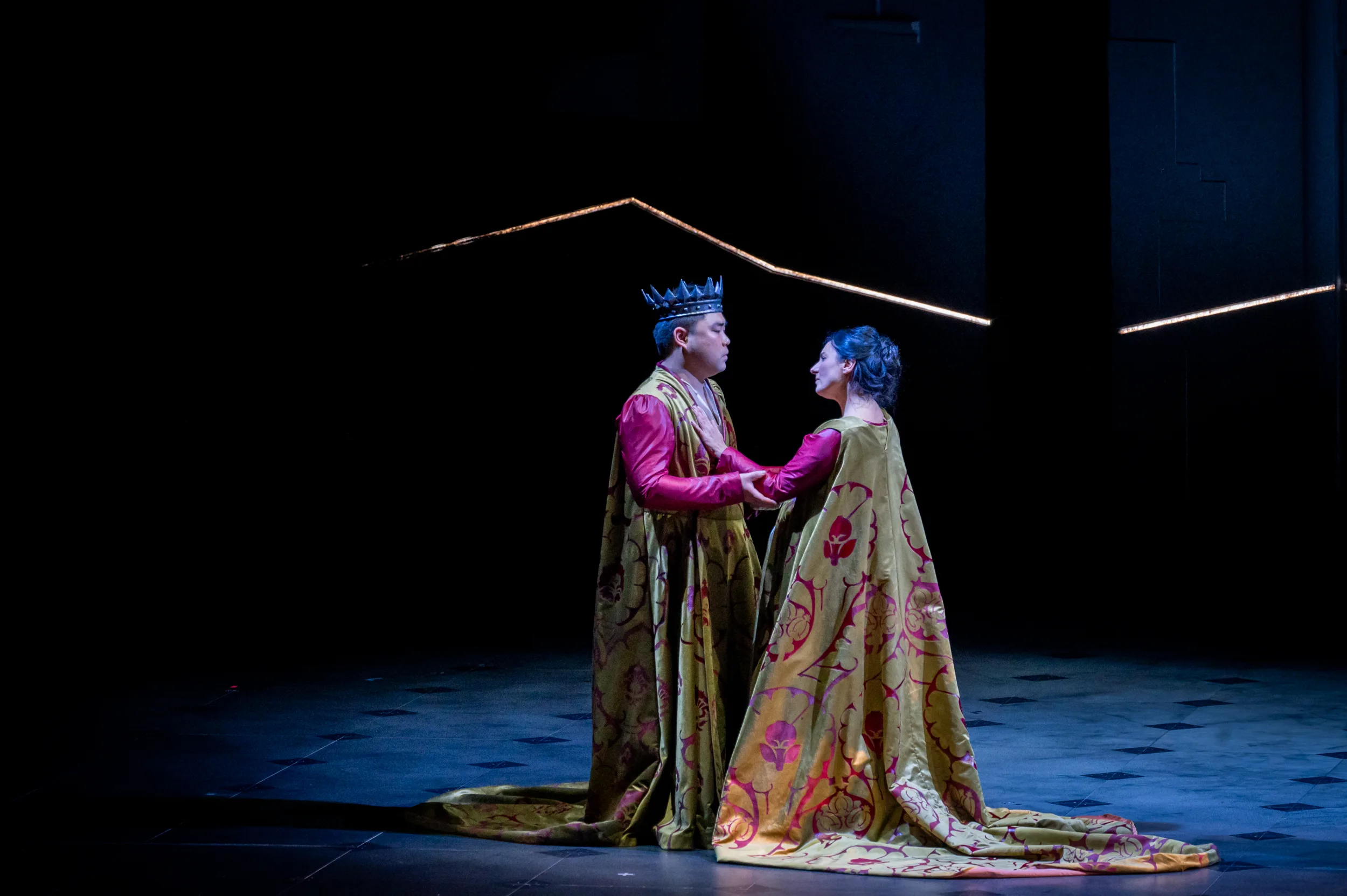 左からルジニャーノ（代役：ウォンジュン・ジョー）、カテリーナ（レミージョ）(C)Studio U.V. - Courtesy Donizetti Opera - Fondazione Teatro Donizetti