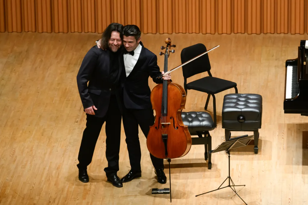 肩を組んで客席の喝采におじぎをするカプソンとブラレイ（ｃ）藤本史昭　写真提供：TOPPANホール