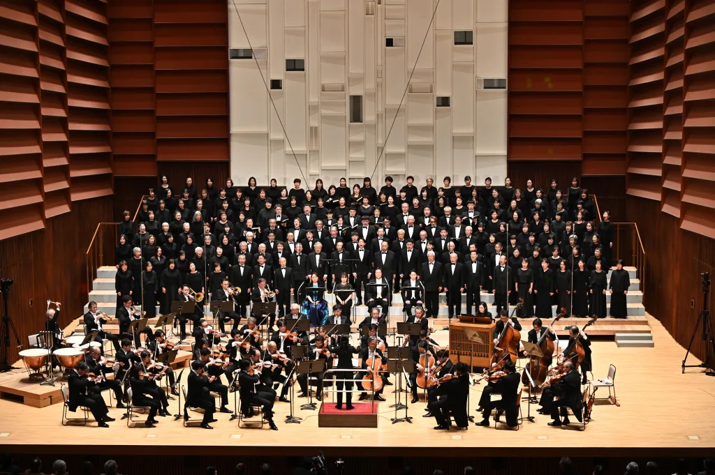 モーツァルトの「レクイエム」では、歌う1人1人の想いが沖澤やN響そして聴衆と共有され、唯一の音楽体験を創り上げた　提供：いわきアリオス　撮影：布施雅彦