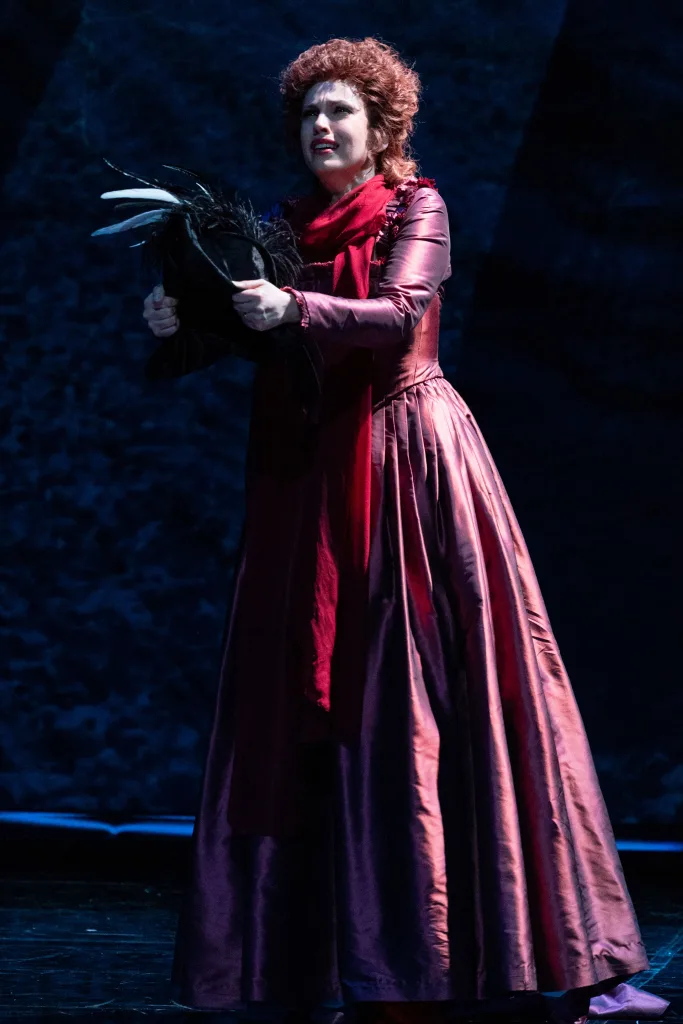 ドンナ・エルヴィーラ役のサラ・コルトレツィス。声が少し詰まったところが、執着がつよいエルヴィーラらしかった　撮影：堀田力丸　提供：新国立劇場