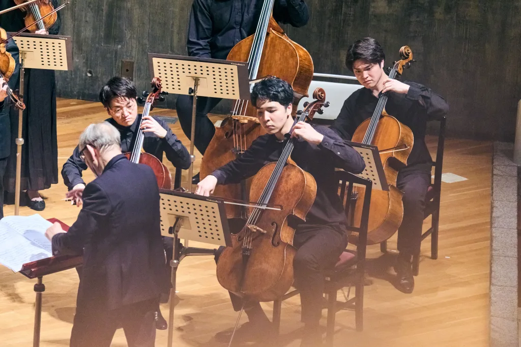 サラバンドではヴァイオリン、ヴィオラ、チェロの室内楽的な対話から弦全体へと広がっていく構成も変化に富んだ（C）平舘平