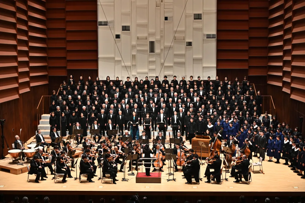 アンコールにはいわき市内の中学生と高校生60人も加わり、アヴェ・ヴェルム・コルプスを奏でた　提供：いわきアリオス　撮影：布施雅彦