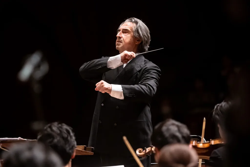 昨今若手の育成に力を入れるムーティがフル演出の「ドン・ジョヴァンニ」で指揮台に立つ　(C)池上直哉