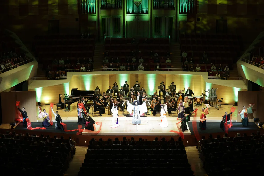 「和」の世界の踊り手たちが所作板を力強く踏み鳴らす音も音楽の一部になった