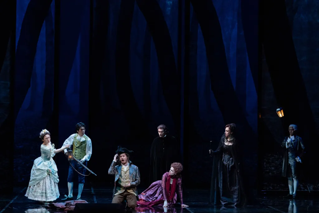 左から盛田麻央、近藤圭、レオーネ、コルトレツィス、モナコ、ルング　撮影：堀田力丸　提供：新国立劇場