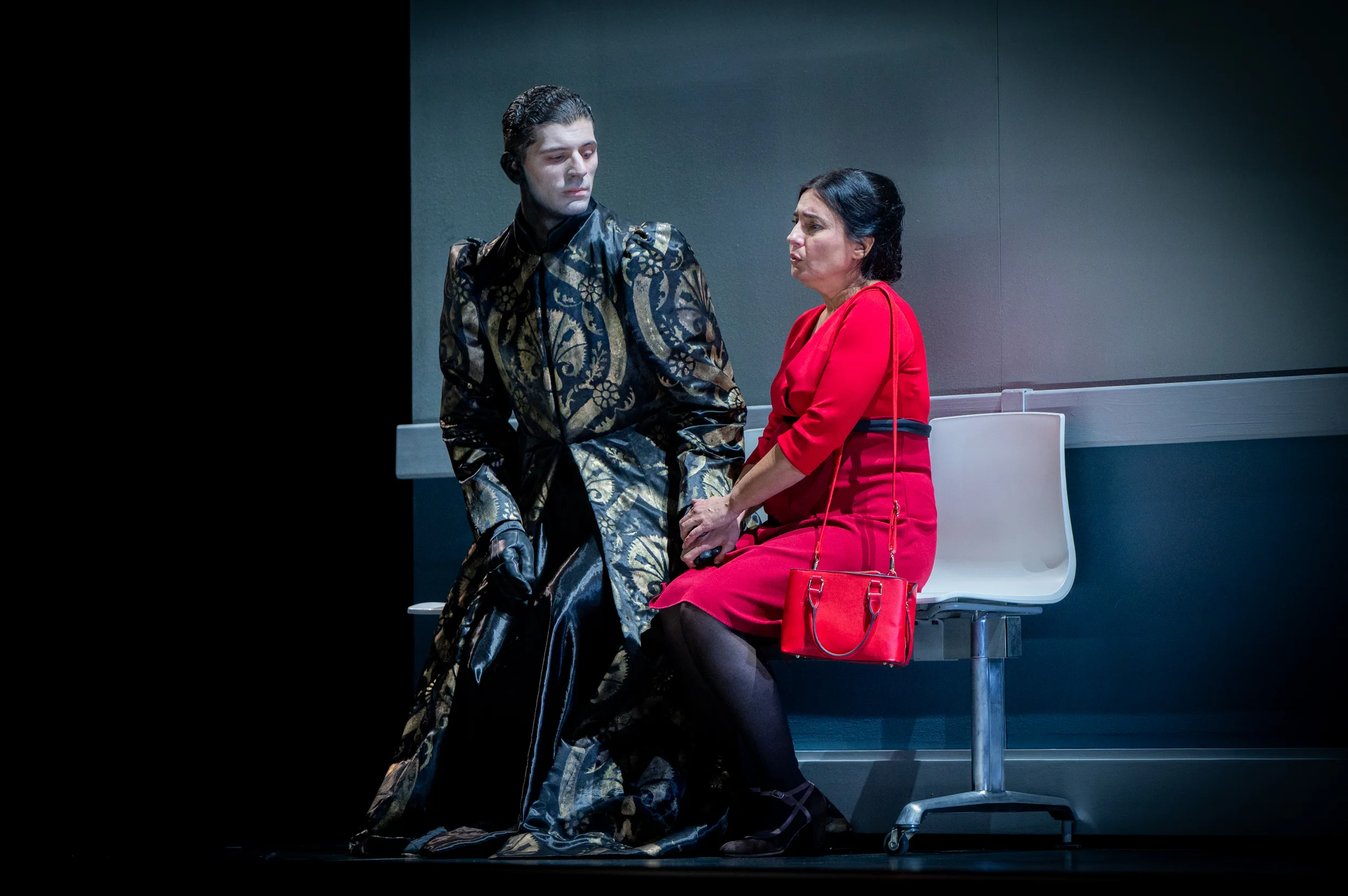 モチェニーゴ（ファッシ）とカテリーナ（レミージョ） (C)Studio U.V. - Courtesy Donizetti Opera - Fondazione Teatro Donizetti