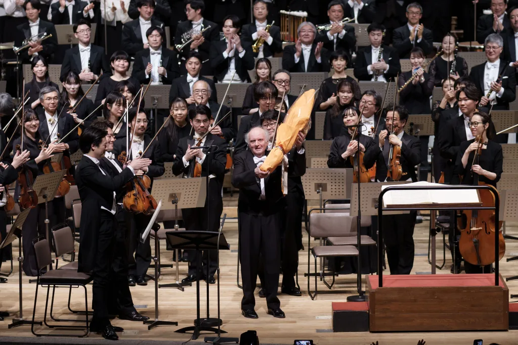 終演後、有終の美を飾ったヤノフスキに花束が贈られた　(C)飯田耕治／東京・春・音楽祭2026