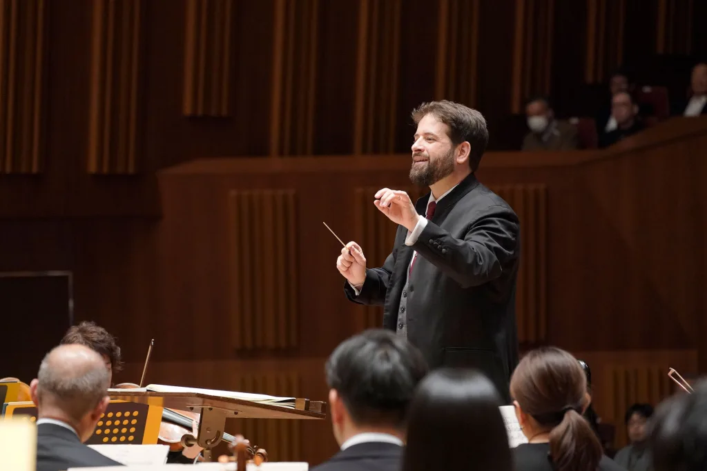 フランスの気鋭、ピエール・デュムソーが指揮台に立った　写真提供：東京都交響楽団　(c)堀田力丸