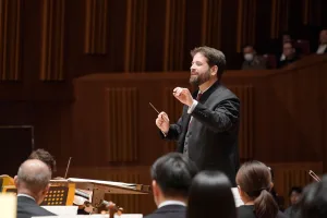 フランスの気鋭、ピエール・デュムソーが指揮台に立った　写真提供：東京都交響楽団　(c)堀田力丸